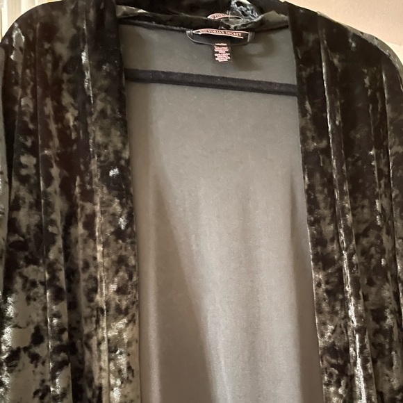 2/$30 Victoria’s Secret Black Velour Capsleeve Robe, Sz XS/S - Picture 7 of 11